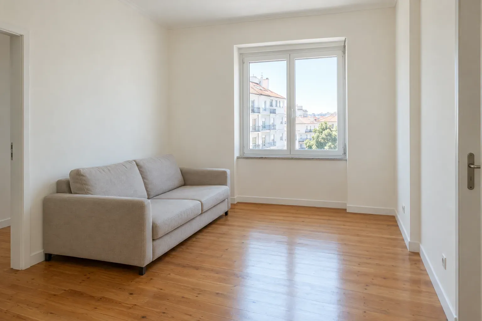 Sala de estar com paredes recém-pintadas em branco suave, com uma janela e luz natural de dia